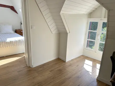 Doorkijk vanaf de overloop naar de slaapkamer boven met tweepersoonsbed